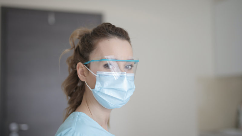 woman-in-blue-shirt-wearing-facemask_weboptimiert